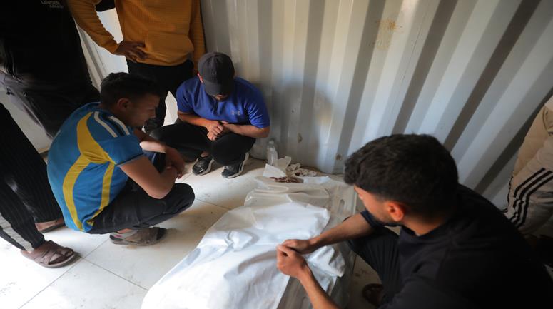 وصول شهيد و3 إصابات بينهم أطفال إلى مستشفى العودة في مخيم النصيرات، جراء استهداف إسرائيلي في  شمال مدخل البريج وسط قطاع غزة